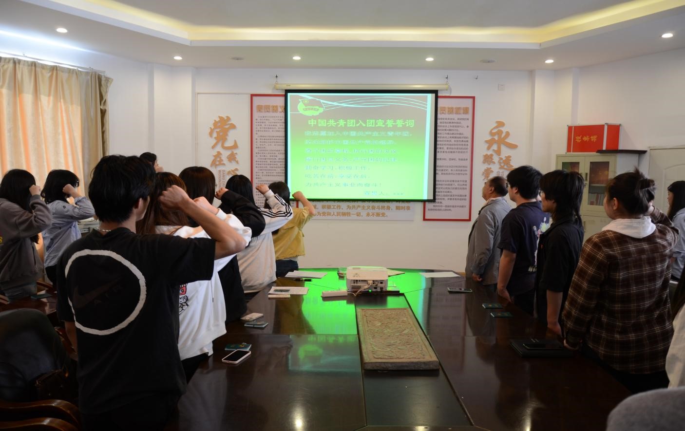 五四主题团日暨2025年新团员集中入团仪式简报 ——共青团云南中医药中等专业学校委员会