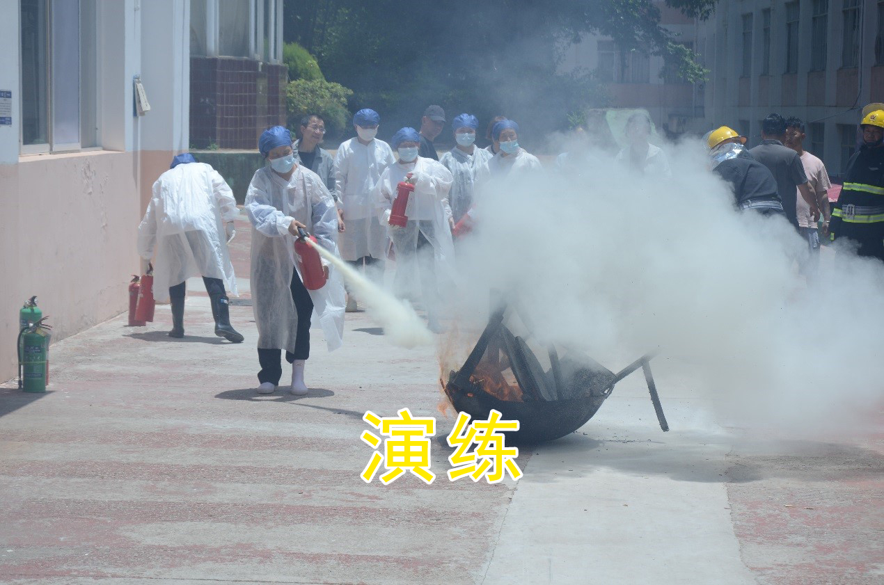 筑牢食堂安全防线 守护师生舌尖平安 ——学校圆满开展食堂消防安全专题培训暨应急演练